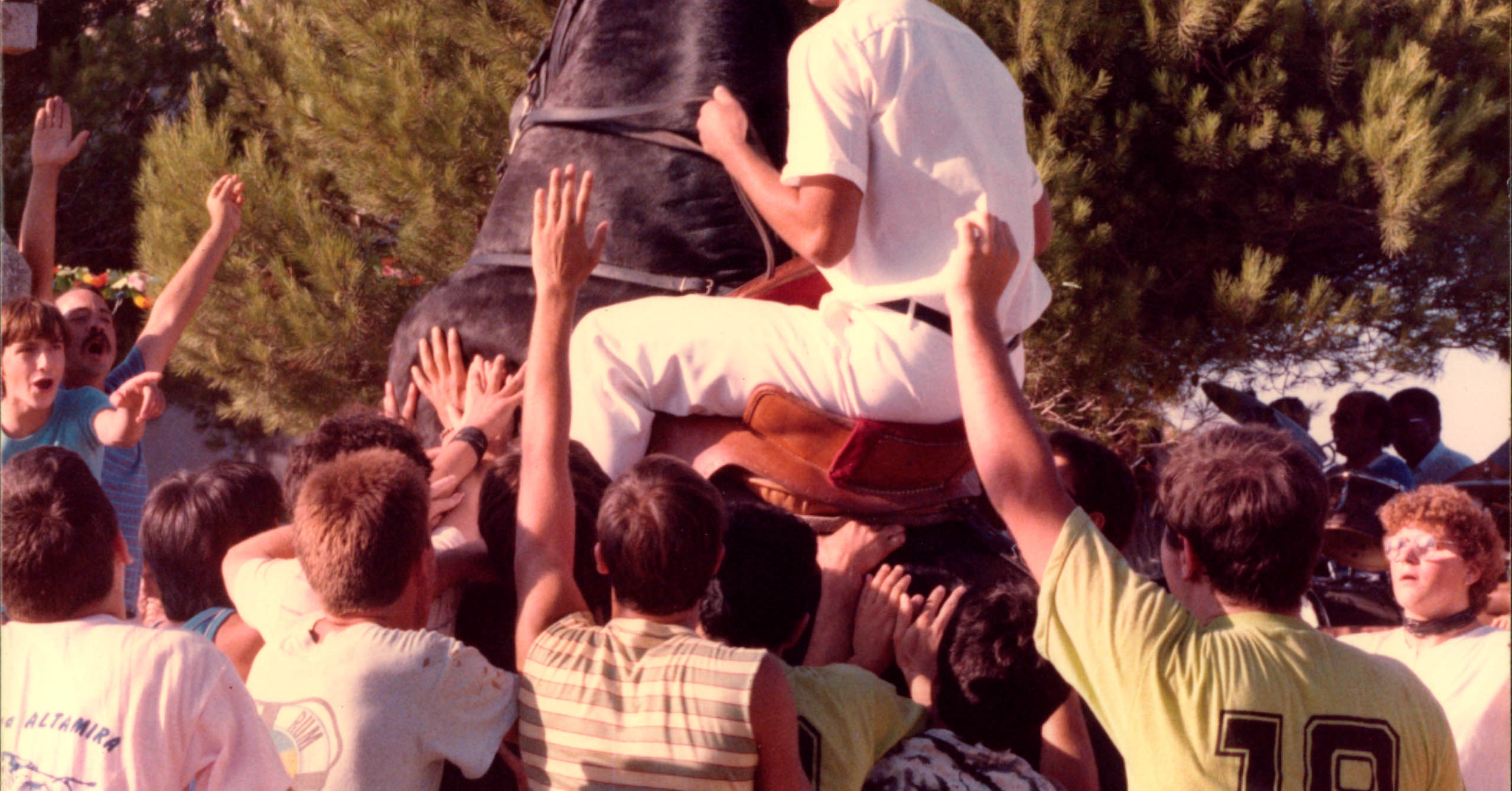 Caixer i cavall fent un bot