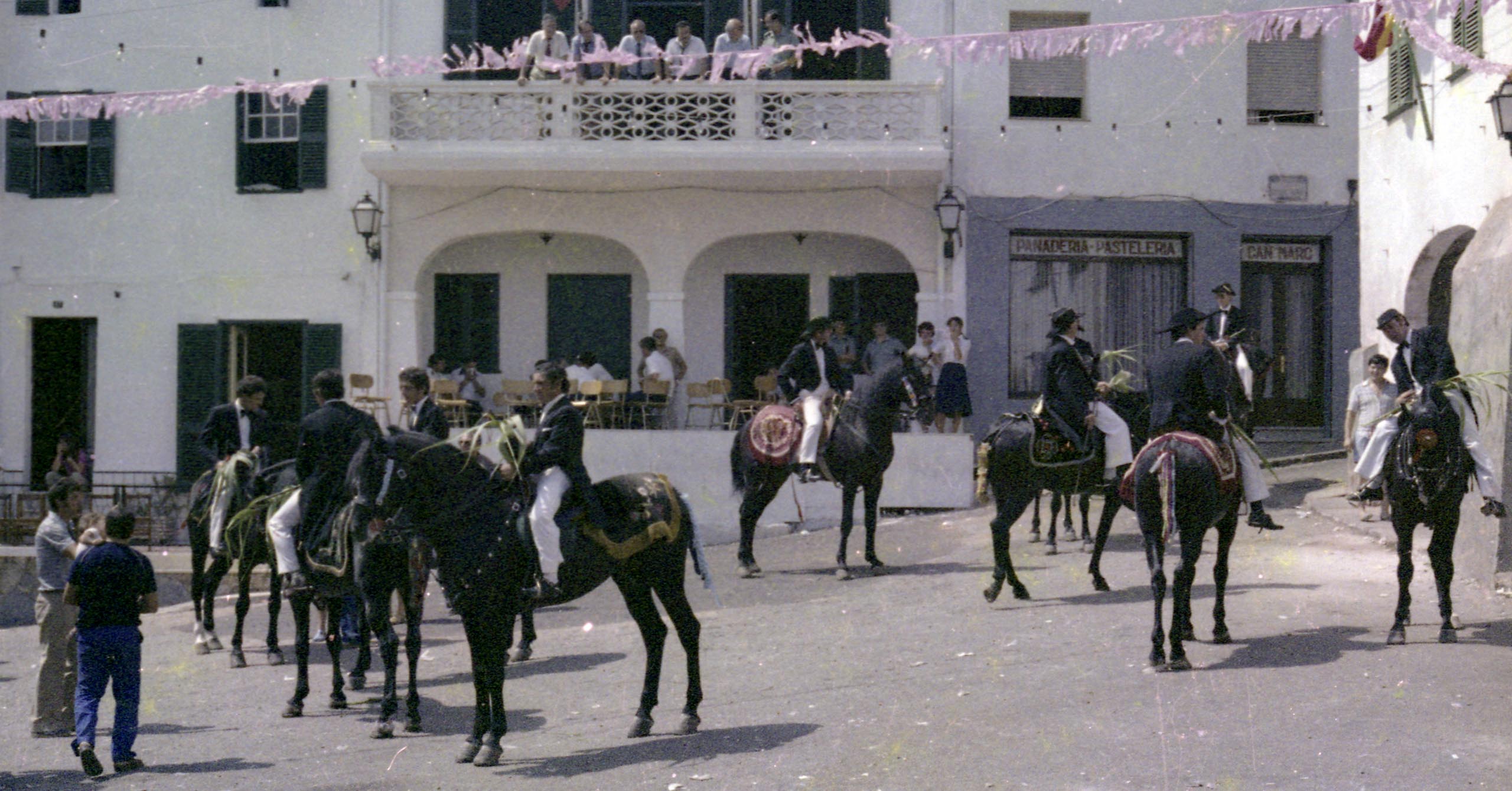Caixers amb ses canyes davant s'Ajuntament