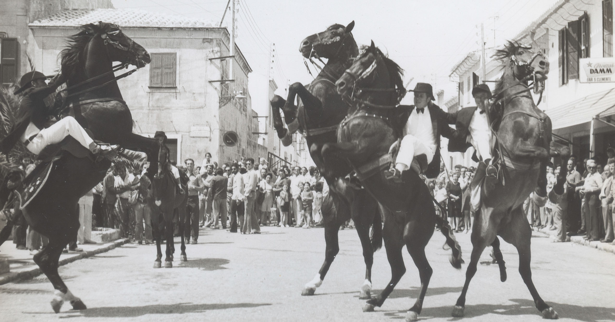 Trio de Caixers abraçats durant un bot