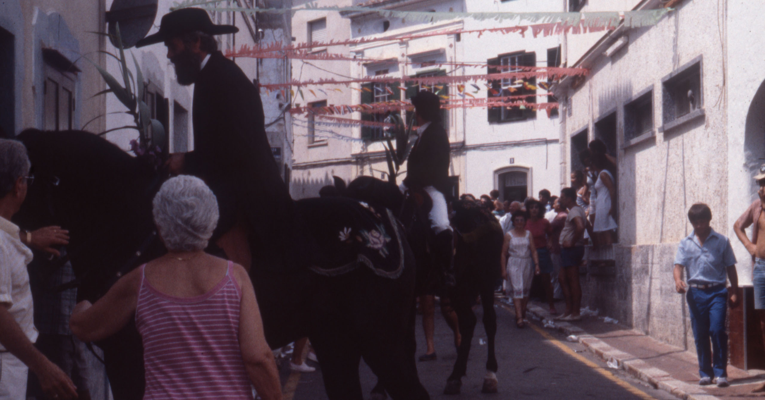 Caixers saludant as vesins