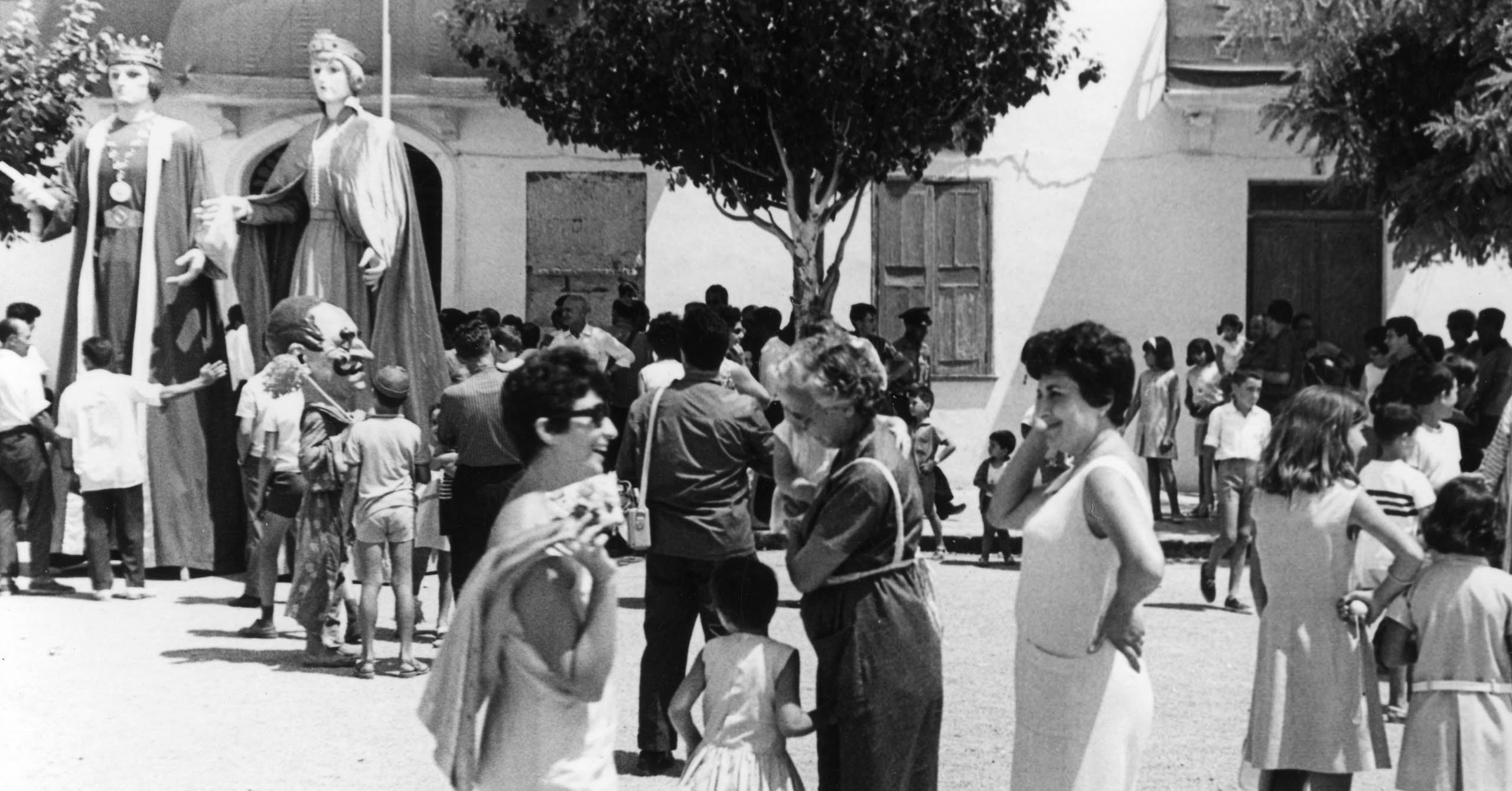 Vesins de Es Castell a sa Pl. de s'Esplanada