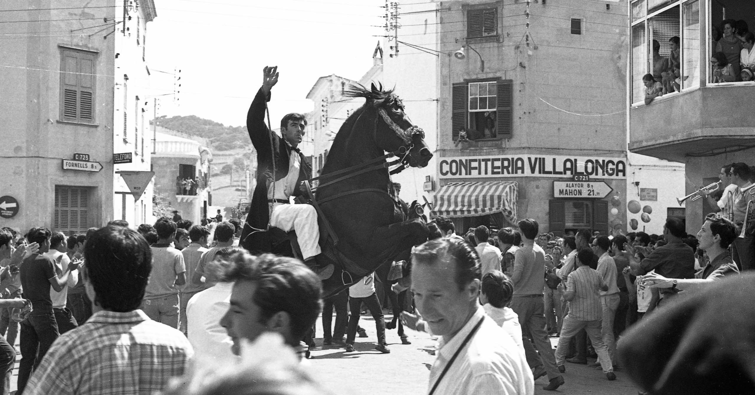Caixer a cavall saludant mentres bota