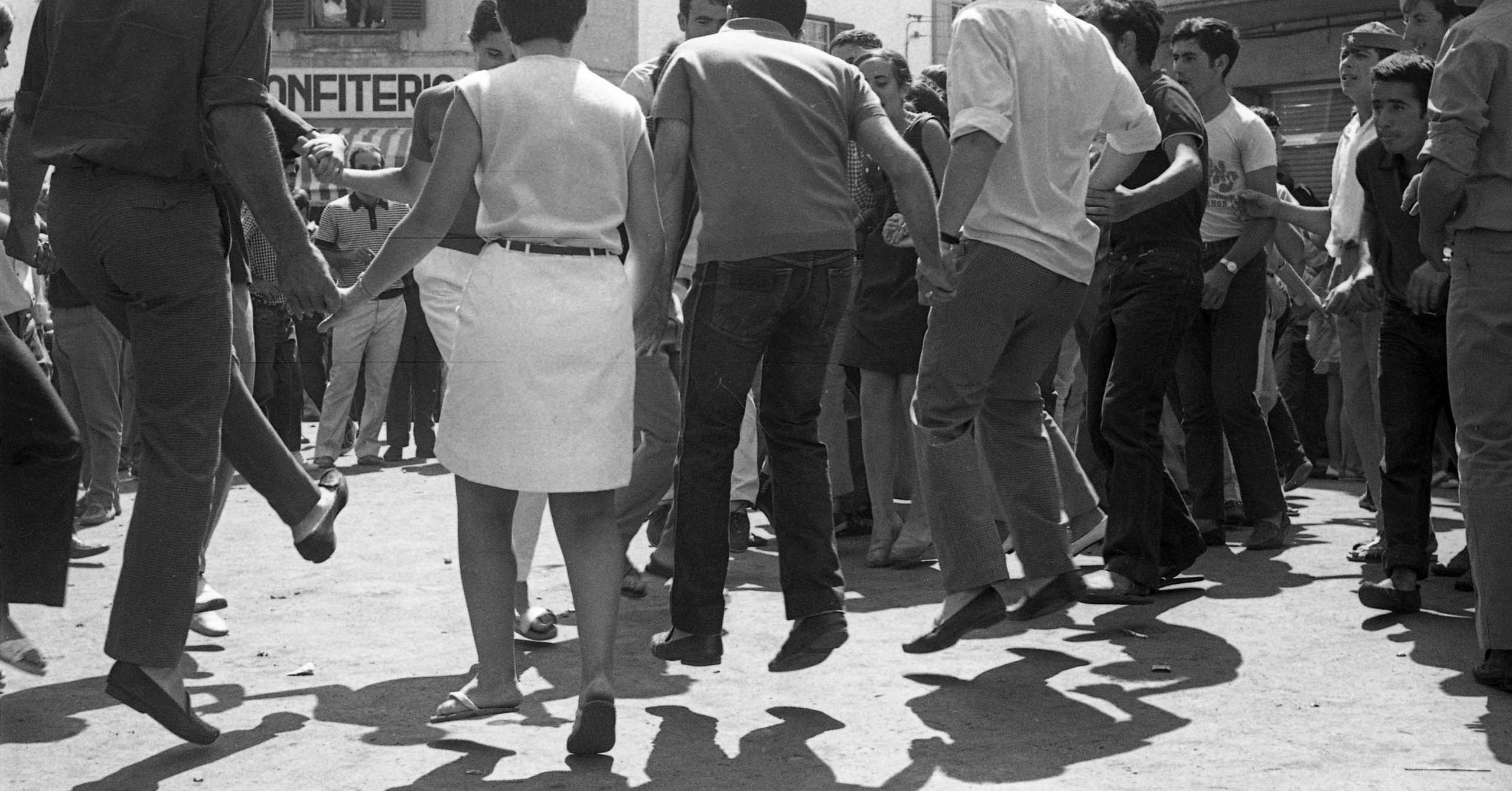 Vesins de Es Mercadal ballant davora sa pastisseria