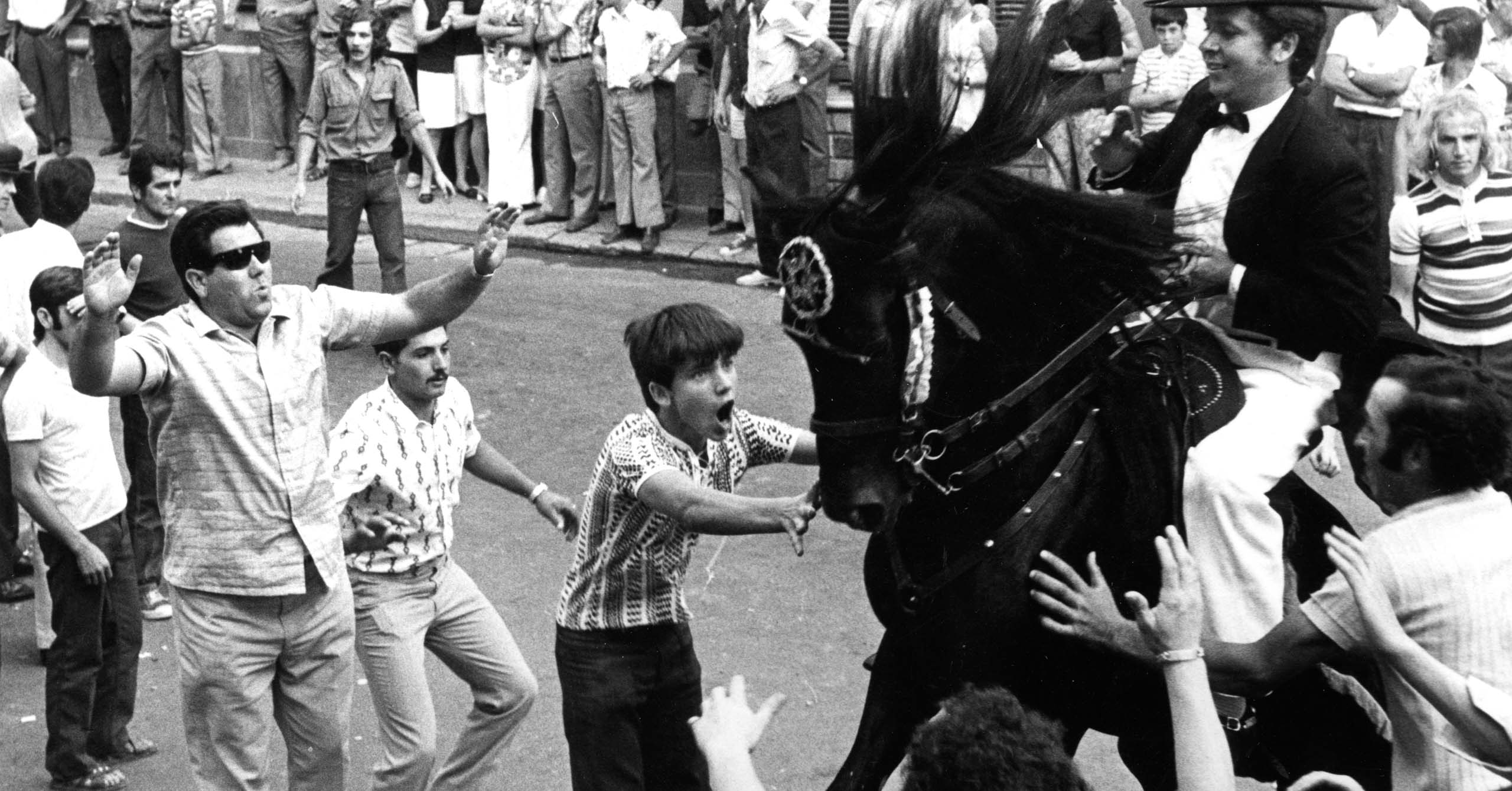 Jove mercadalenc celebrant un bot